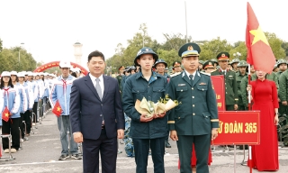 Bí thư Tỉnh ủy Nguyễn Hồng Thái dự lễ giao, nhận quân tại điểm giao quân số 10